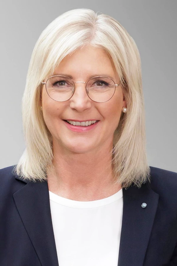 Portrait von Staatsministerin Ulrike Scharf, MdL